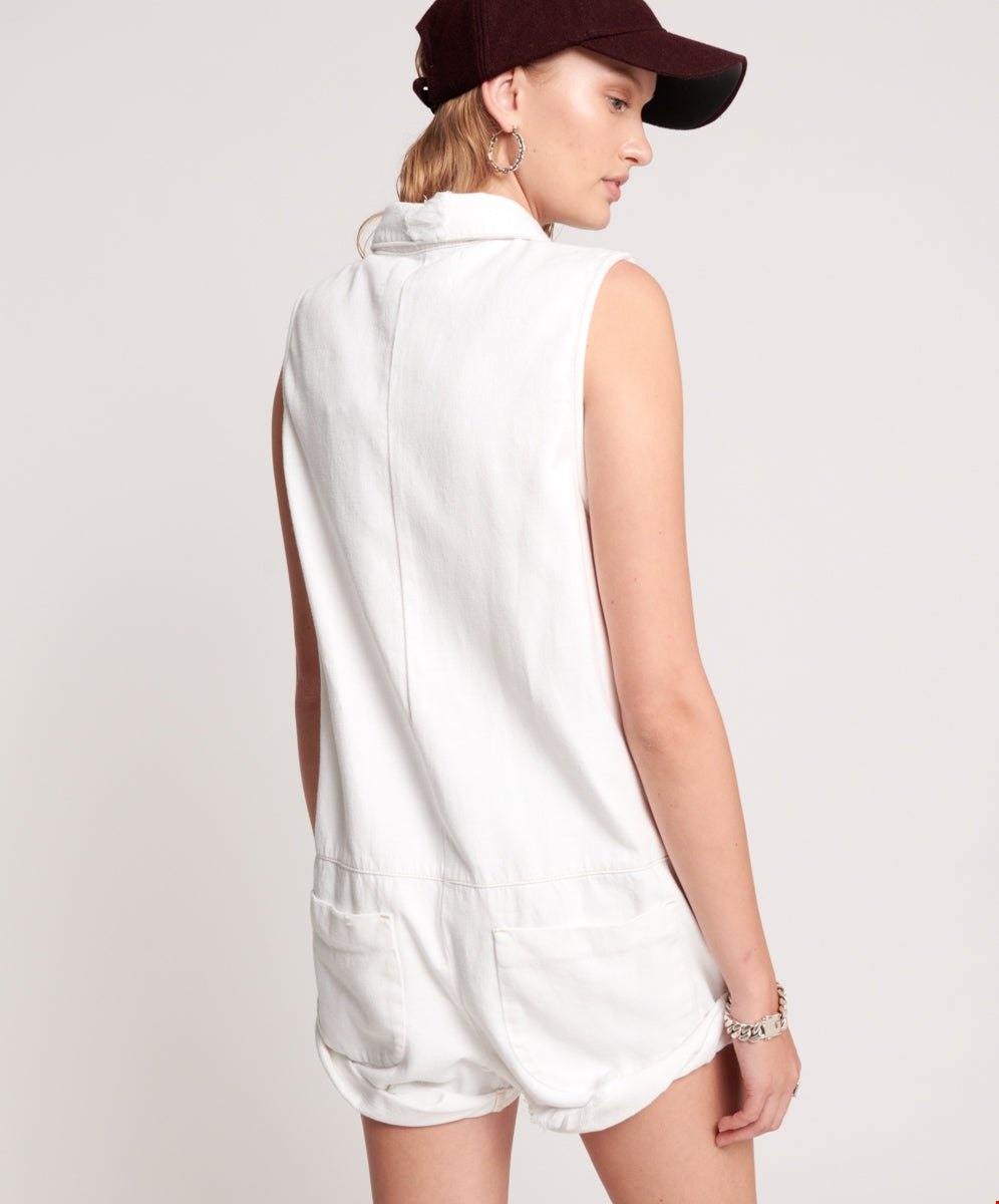 A slouchy, tunic-length silhouette and softly-colored tie dye brings a laid back feel to this classic crew neck long sleeve from One Teaspoon. Pair it with faded denim and easy slides for a no-brainer look to wear through the weekend.